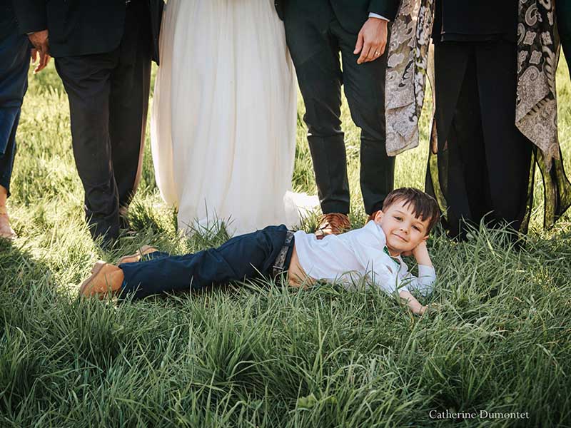 le neveu du marié étendu dans l'herbe