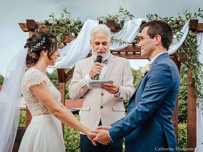 les mariés avec le célébrant Robert Frigault