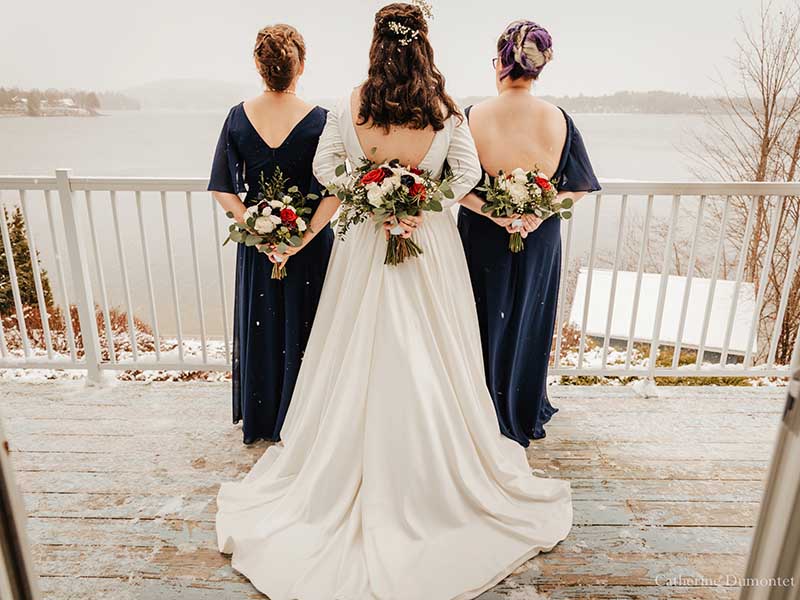La mariée et demoiselles d'honneur devant le Lac Simon