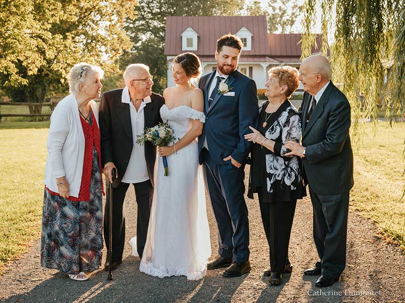 les mariés avec leurs grands-parents aux Bergeries de l'Acadie
