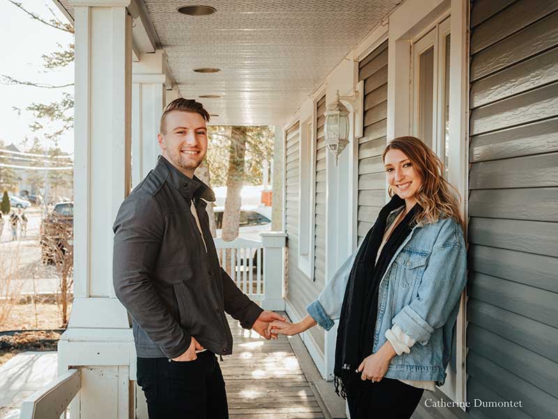 les futurs mariés sur leur porche de maison