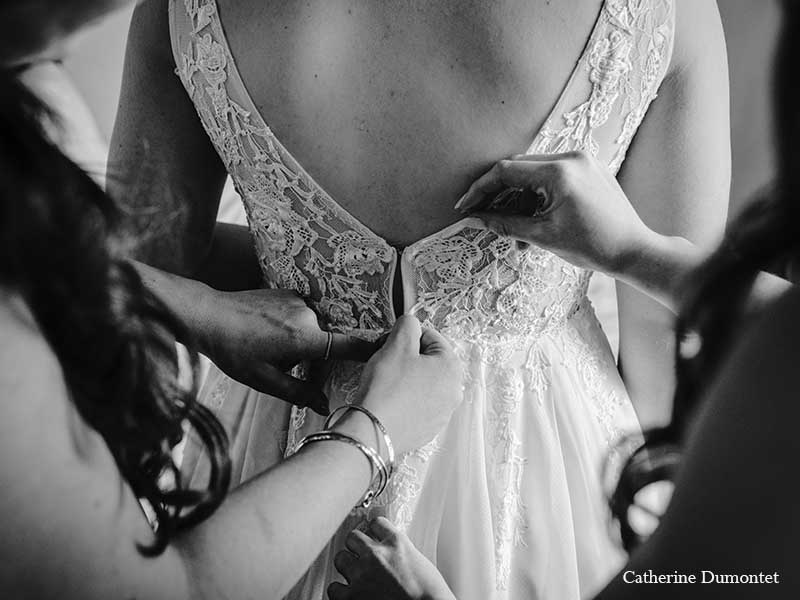 détail de la robe de la mariée