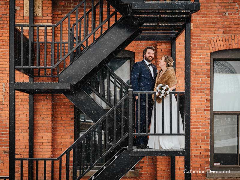 les mariés dans les escaliers à l'Ambroisie et L'Espace Canal