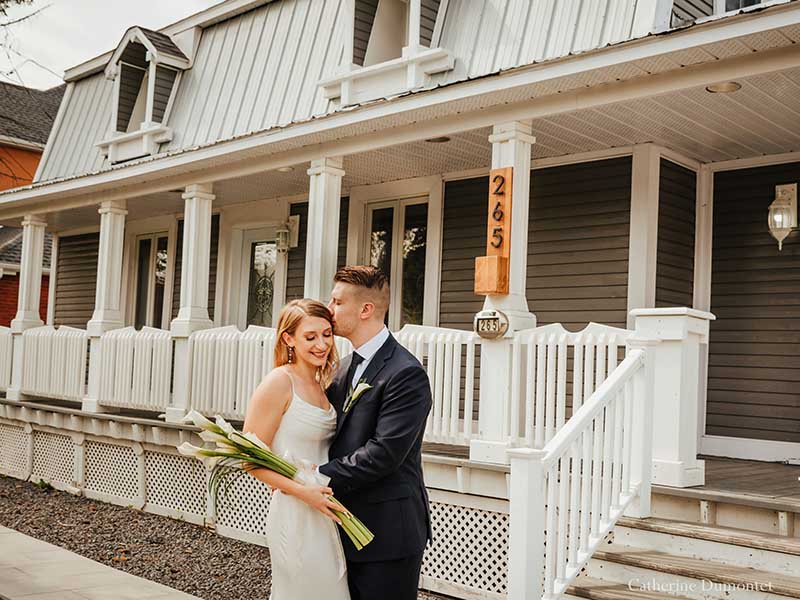 les mariés devant leur maison ancestrale