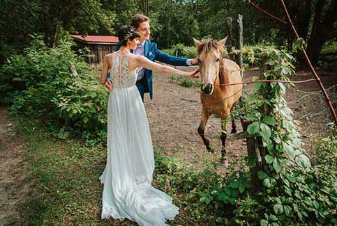 les mariés flattant un cheval à Rigaud