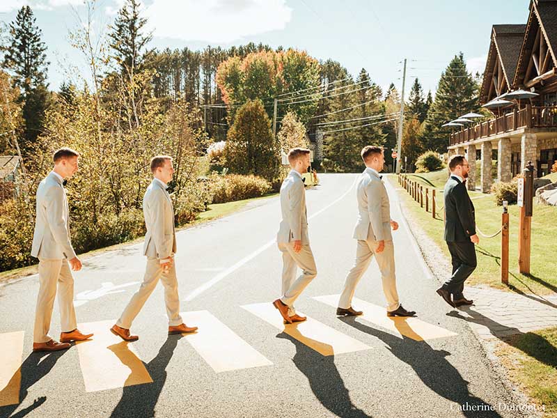 les gars marchent dans la rue