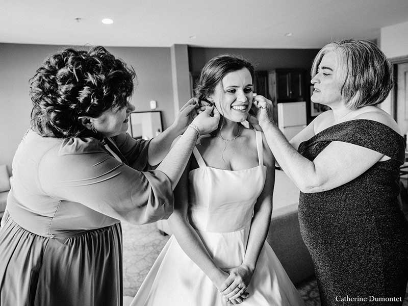la mariée et sa famille durant les préparatifs