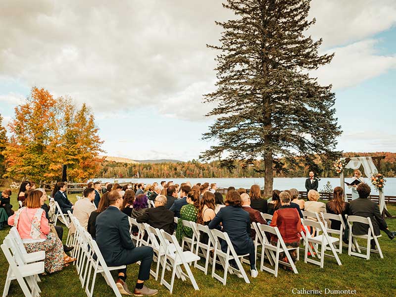 cérémonie de mariage devant le Lac Ouimet