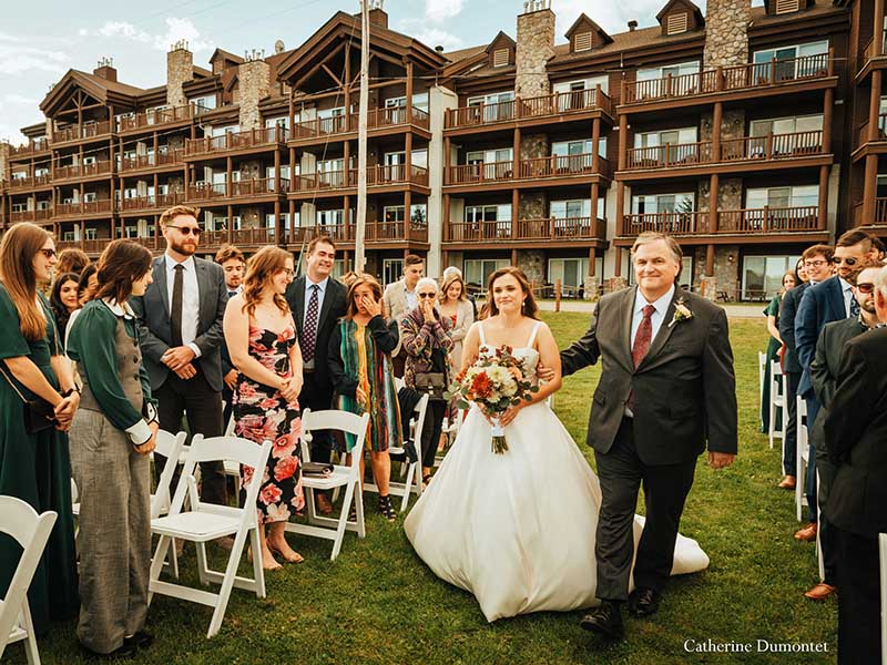 l'arrivée de la mariée au bras de son papa