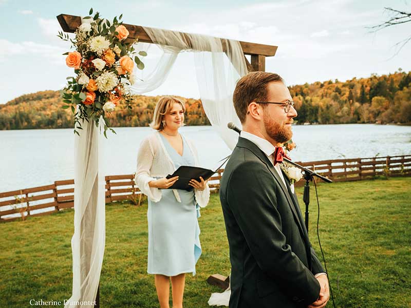 le marié regarde sa douce arriver