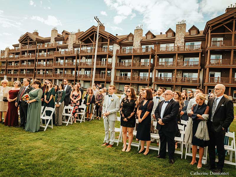 les invités pendant la cérémonie