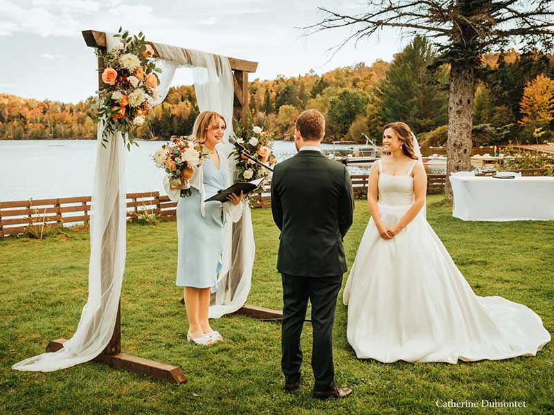les mariés devant le Lac Ouimet