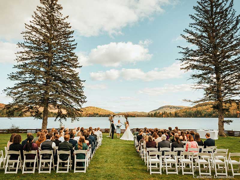 cérémonie extérieure devant le Lac Ouimet