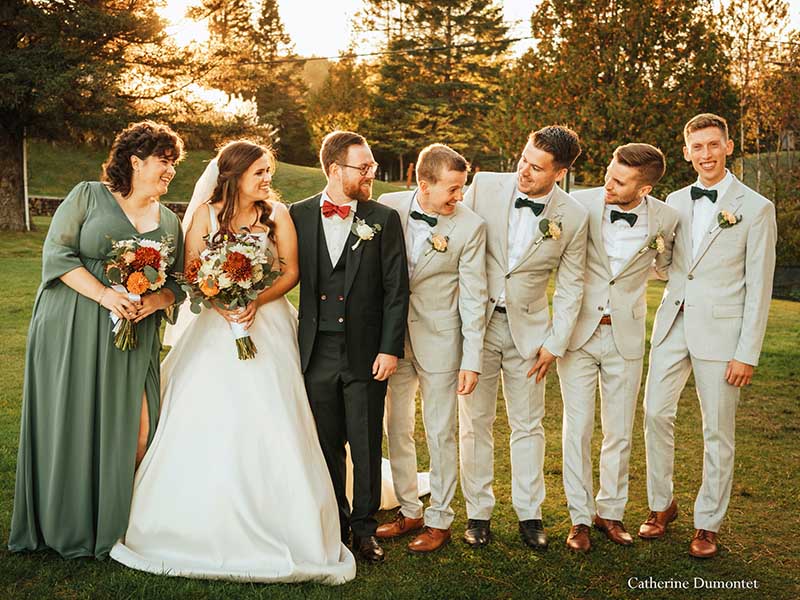 les mariés et leur cortège à Mont-Tremblant