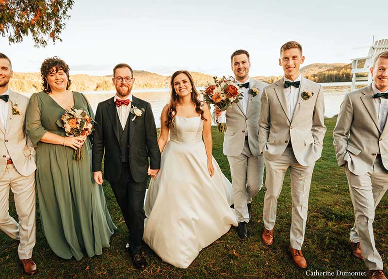 les mariés et leur cortège devant le Lac Ouimet