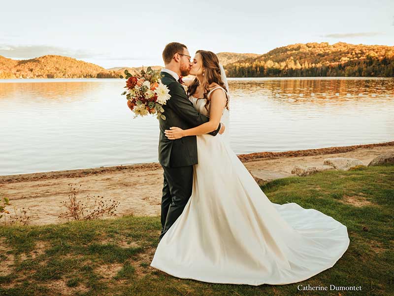 couple de mariés devant le Lac Ouimet