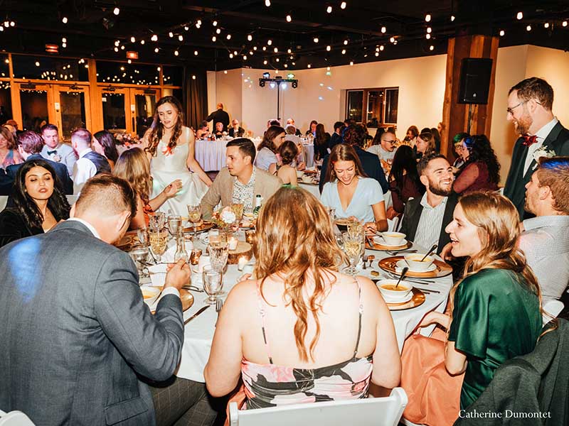 les invités à la réception de mariage