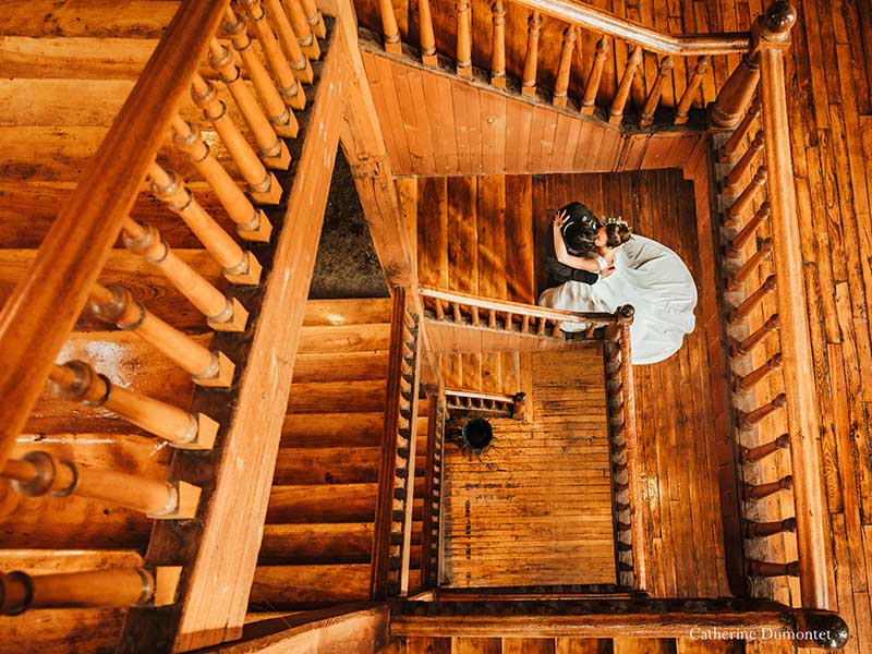 les mariés dans les escaliers du Château St-Ambroise