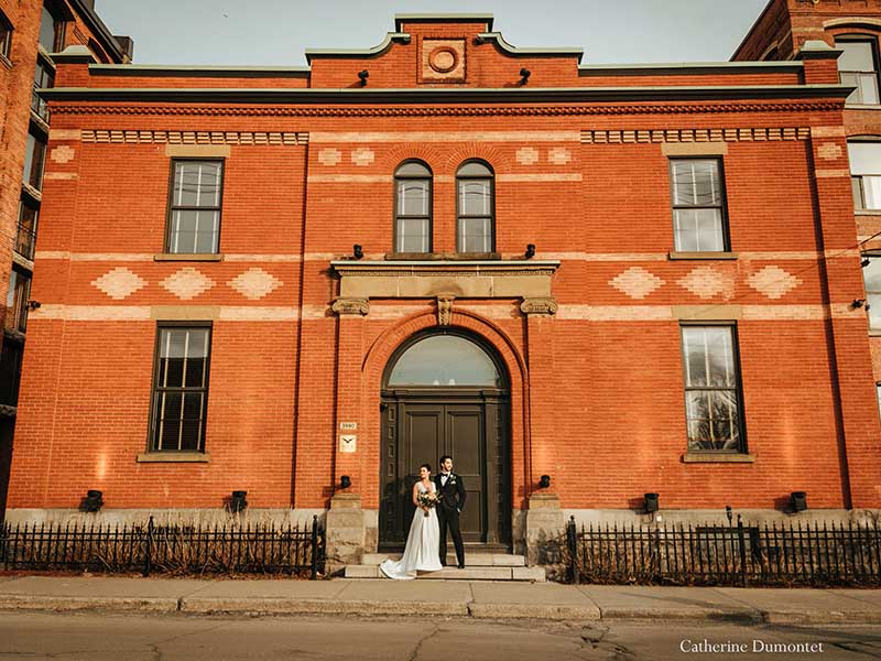 les mariés devant le Château St-Ambroise