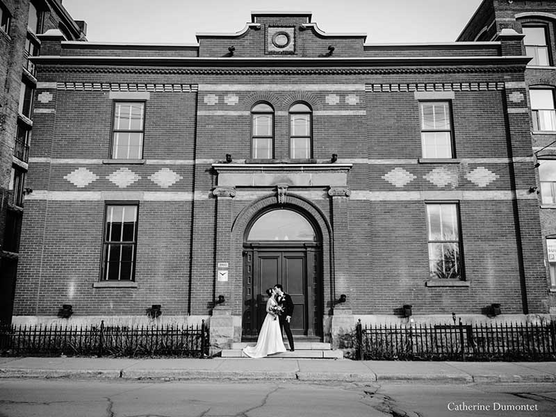 les mariés devant le Château St-Ambroise