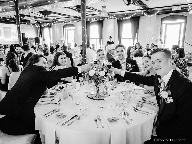 les garçons d'honneur font un toast