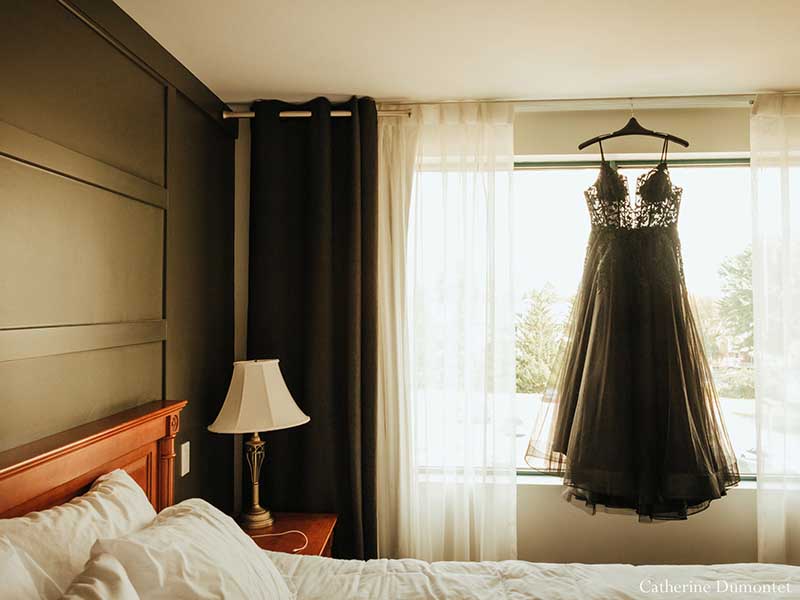robe de mariée noire suspendue