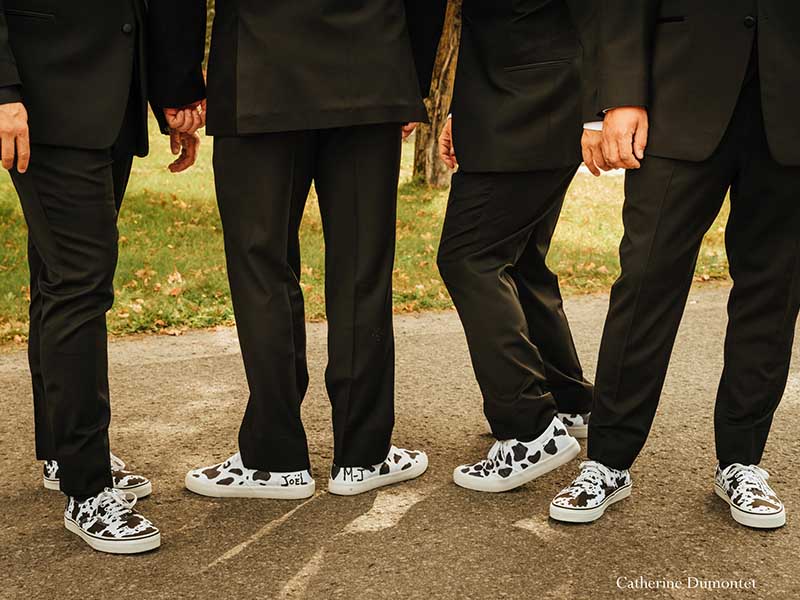 les gars montrant leurs souliers Vans