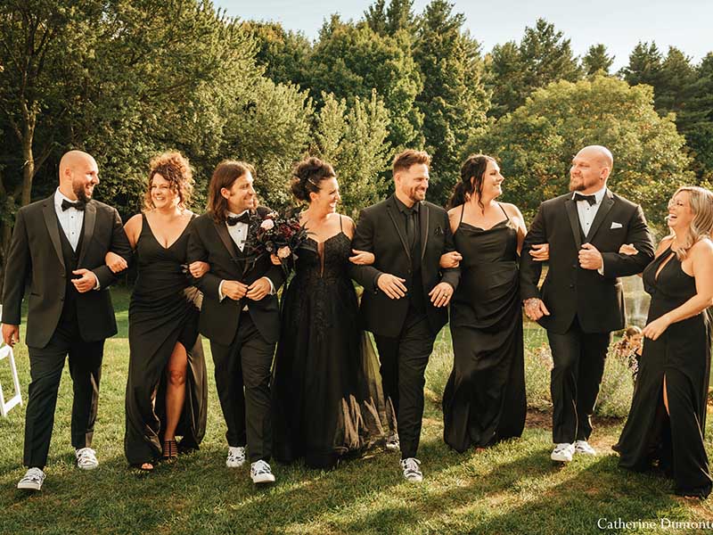 les mariés avec son cortège mariage