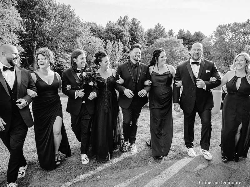 les mariés avec son cortège mariage