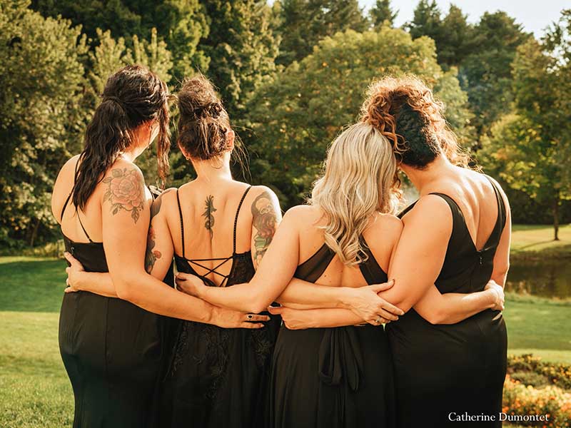 la mariée avec ses demoiselles d'honneur