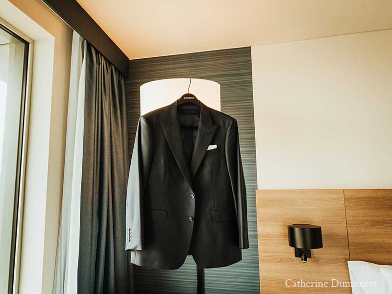 habit du marié suspendu