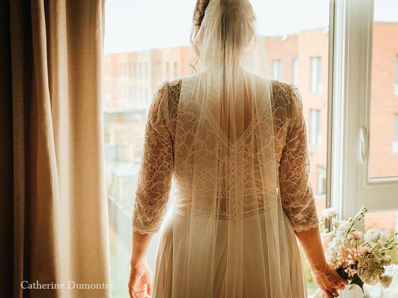 la mariée regardant par la fenêtre