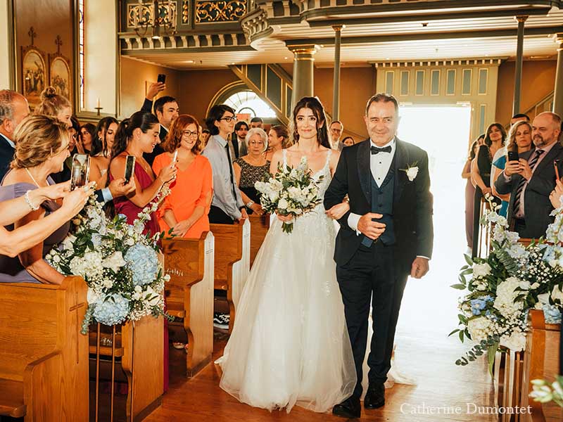 la mariée et son papa à l'Église Sainte-Famille de Boucherville