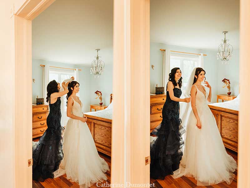 la mariée s'habillant avec l'aide de sa mère