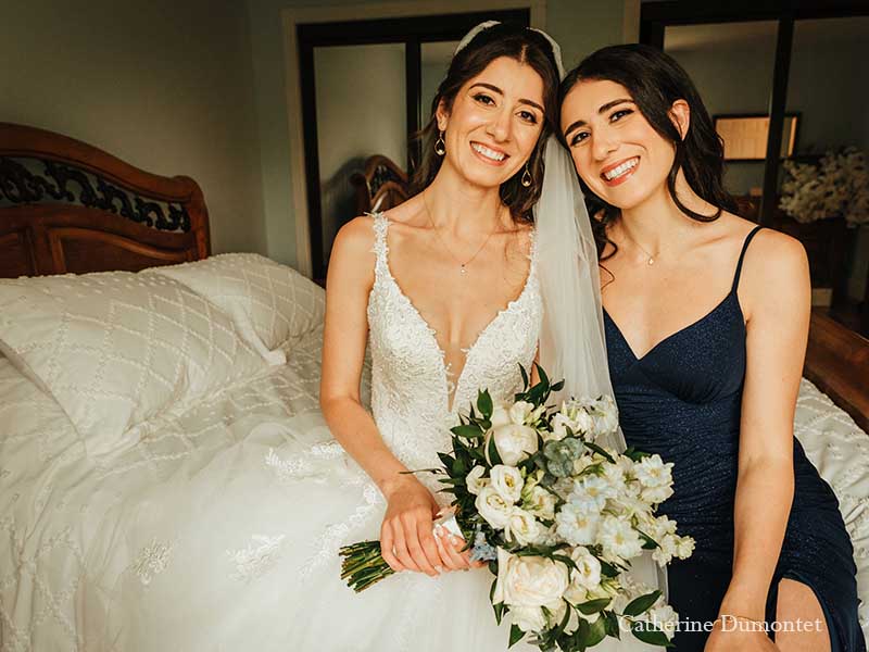 la mariée avec sa soeur la demoiselle d'honneur