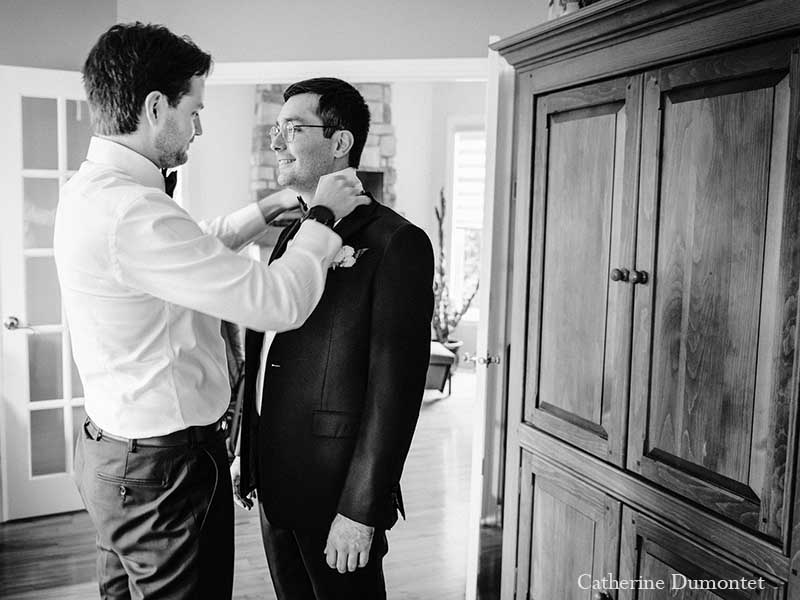 Le marié s'habillant avec son frère le garçon d'honneur