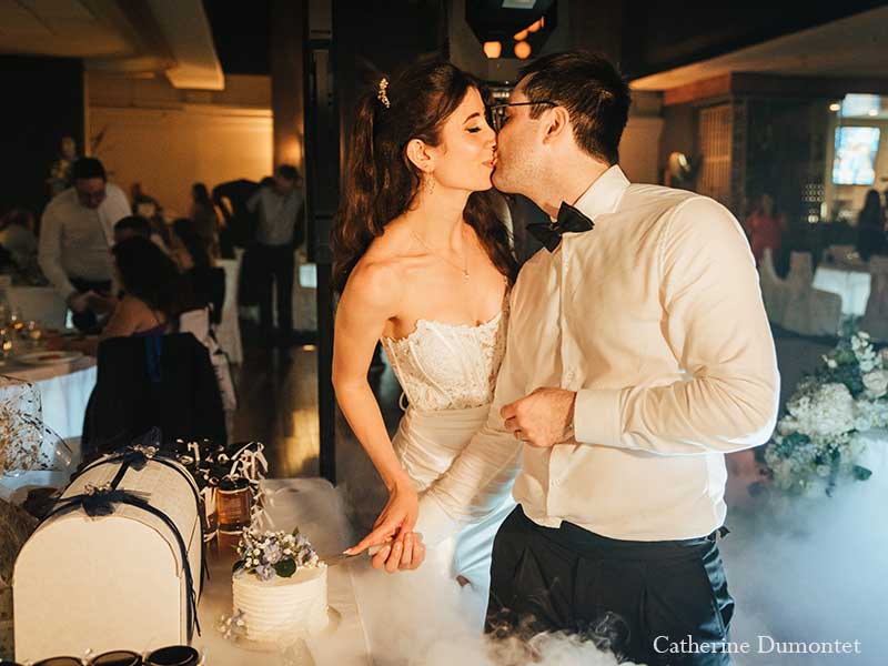 Coupe du gâteau de mariage